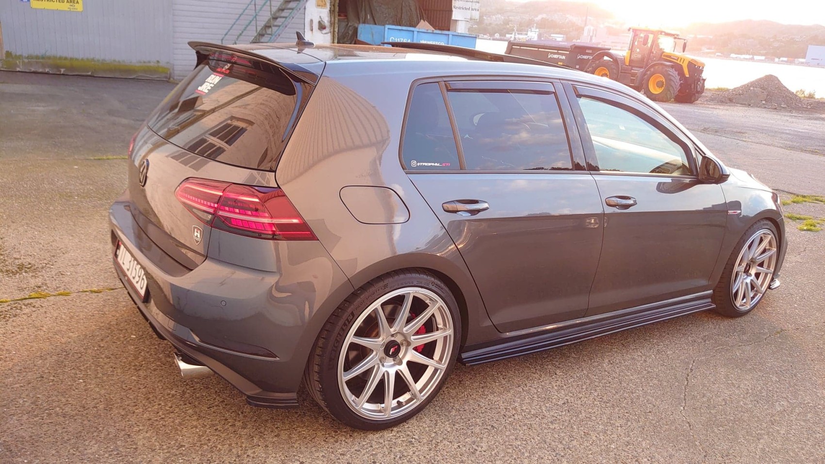 Volkswagen Golf / R / GTI